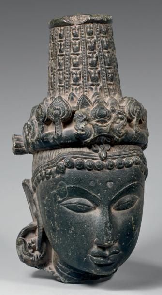 INDE, Bihar, période médiévale, XIe-XIIe siècles Importante tête de Vishnu en schiste...