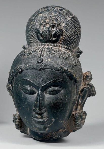 INDE, Bihar, période médiévale, XIe-XIIe siècles Tête de Parvati en schiste noir,...