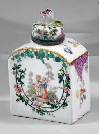ALLEMAGNE (Meissen) Petite boîte à thé rectangulaire couverte, décor polychrome de...