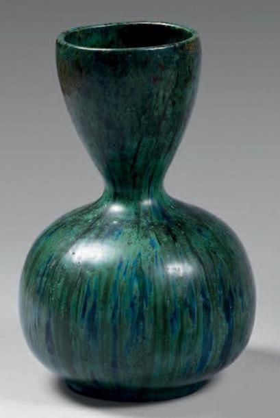 Pierre-Adrien DALPAYRAT (1844-1910) Vase sphérique à col conique en grès à coulées...