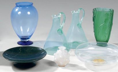 MURANO - ROSENTHAL Paire de pichets en verre vert transparent, un vase bleu en verre...