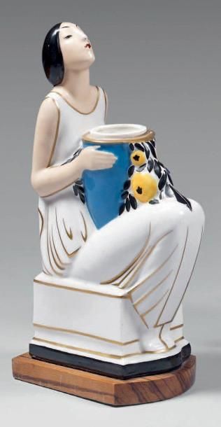 TRAVAIL FRANÇAIS Femme à l'urne Veilleuse, émaux polychromes. Hauteur: 22,5 cm