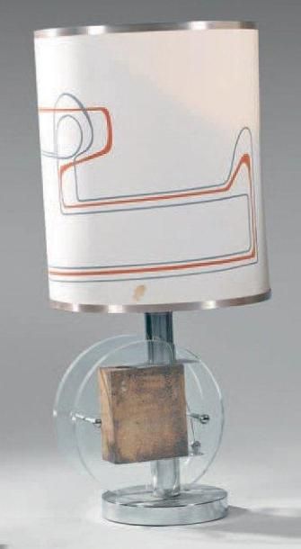 TRAVAIL FRANÇAIS, 1970 Lampe de table en plexiglas blanc transparent à décor de cercles...