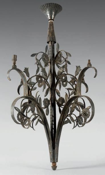 EDGAR BRANDT (1880-1960) Lustre en fer forgé à quatre bras de lumière à motifs de...