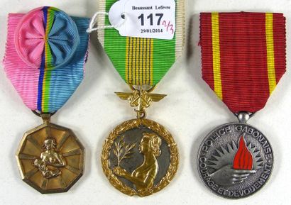GABON Lot de trois médailles: une médaille d'or de la Reconnaissance Gabonaise pour...