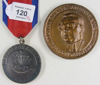 HAITI Lot de deux: Ordre National du Travail, créé en 1951, une médaille de chevalier...