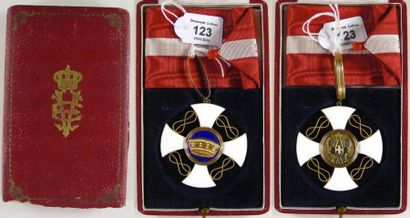 ITALIE Ordre de la Couronne d'Italie, croix de commandeur en or et émail, avec cravate...