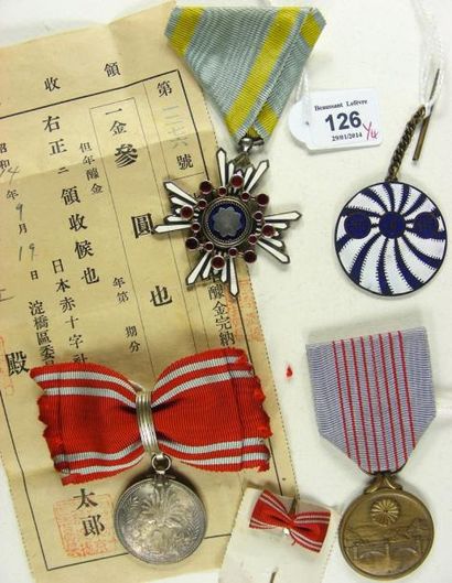 JAPON Lot de quatre: ordre du Trésor Sacré, fondé en 1888, une croix de Ve classe...