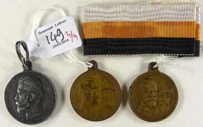 RUSSIE Lot de trois médailles: une médaille du Zèle en argent au profil de Nicolas...