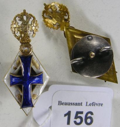 RUSSIE Insigne de bachelier, miniature de boutonnière en or et émail (éclats à l'émail...
