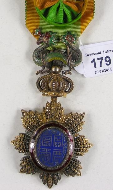 Annam Ordre du Dragon, fondé en 1886, étoile d'officier en vermeil et émail, travaillé...