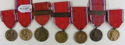 Lot de sept médailles de Verdun en bronze...
