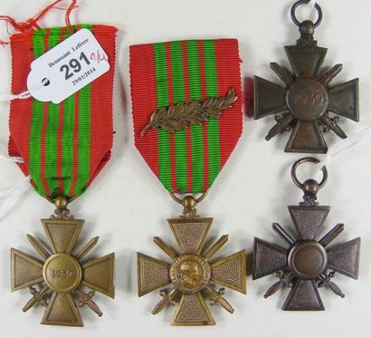 Lot de quatre Croix de Guerre 1939 en bronze:...