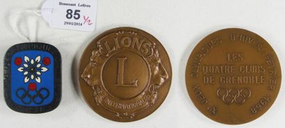 null Grenoble 1968, Xe Jeux Olympiques d'hiver, insigne officiel en métal argenté...