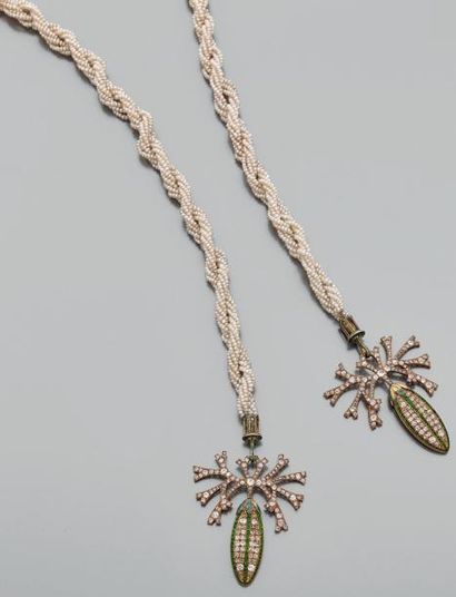 null Collier "bayadère" composé de huit rangs torsadés de très petites perles fines...