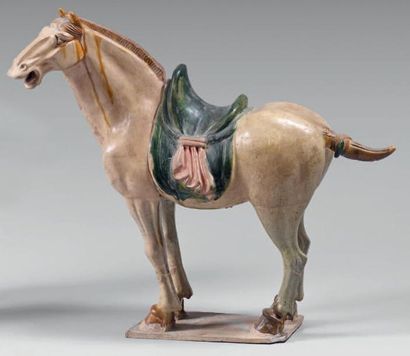 CHINE - Epoque TANG (618-907) Cheval harnaché à l'arrêt en terre cuite émaillée vert,...