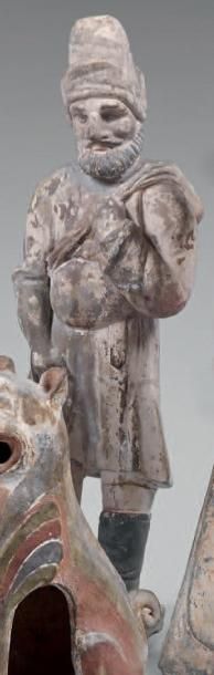 CHINE - Epoque TANG (618-907) Statuette de sémite debout en terre cuite à traces...