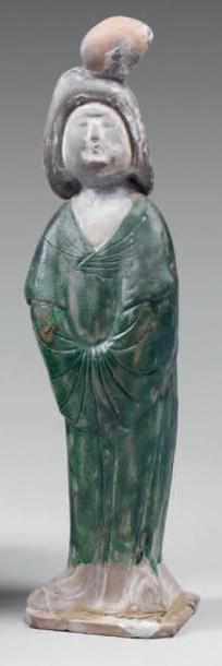CHINE - Epoque TANG (618-907) Statuette de "fat lady" en terre cuite émaillée verte....