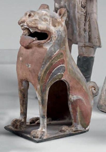 CHINE - Epoque TANG (618-907) Deux statuettes de chiens couché et assis en terre...