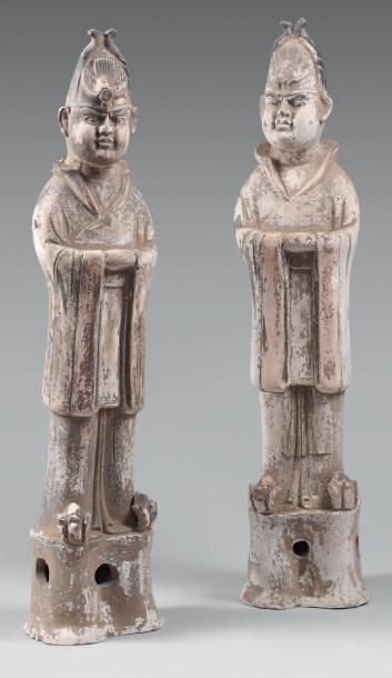CHINE - Epoque TANG (618-907) Deux statuettes de dignitaires en terre cuite à traces...