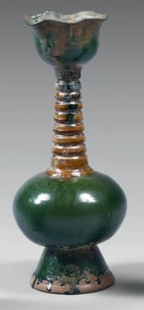 CHINE - Époque LIAO (907-1125) Vase à panse basse en terre cuite émaillée verte et...