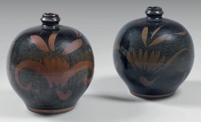 CHINE - Époque SONG (960-1279) Paire de pots de forme ronde en grès émaillé noir...