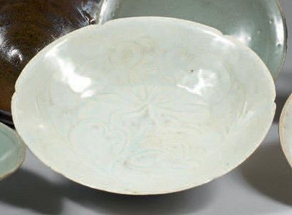 CHINE - Époque SONG (960-1279) Bol en grès émaillée blanc bleuté à décor incisé sous...