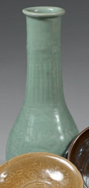 CHINE, fours de Longquan - XVe siècle Vase de forme balustre et col étroit en grès...