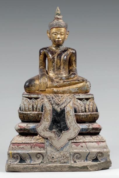 null Grande statue de bouddha en grès laqué or et noir, assis en padmasana sur une...
