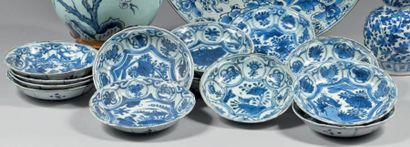 CHINE - Époque WANLI (1573-1620) Quinze petites coupes en porcelaine décorée en bleu...