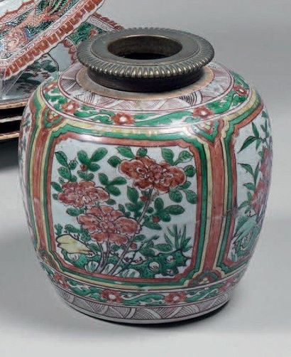 CHINE - Époque KANGXI (1662-1722) Pot de forme balustre en porcelaine décorée en...