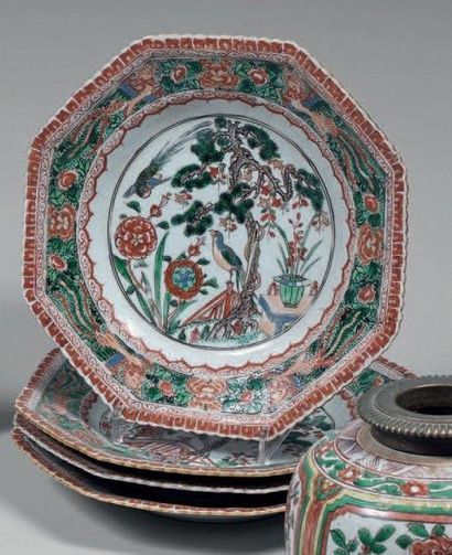 CHINE - Époque KANGXI (1662-1722) Suite de quatre assiettes octogonales en porcelaine...