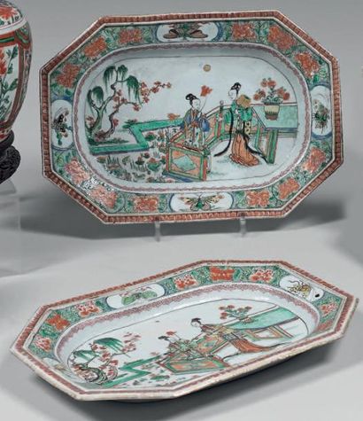 CHINE - Époque KANGXI (1662-1722) Paire de présentoirs à pans coupés en porcelaine...