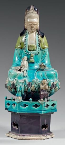 CHINE - Époque KANGXI (1662-1722) Statuette de Guanyin en porcelaine émaillée bleu...