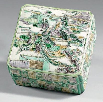 CHINE - Époque KANGXI (1662-1722) Boîte de forme carrée en porcelaine décorée en...