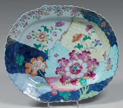 CHINE - époque Qianlong (1736-1795) Plat à bord lobé en porcelaine décorée en émaux...