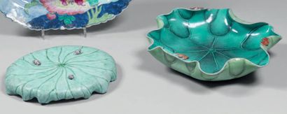 CHINE - XVIIIe/XIXe siècle Deux coupes en porcelaine en forme de feuilles de lotus...