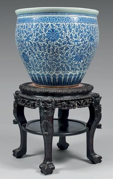 CHINE - XIXe siècle Grande vasque en porcelaine décorée en bleu sous couverte de...