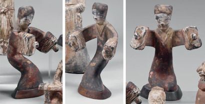 CHINE - Epoque HAN (206 av. J.-C. - 220 ap. J.-C.) Trois statuettes de danseuses...