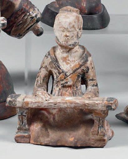 CHINE - Epoque HAN (206 av. J.-C. - 220 ap. J.-C.) Statuette de personnage assis...