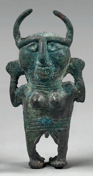 null Idole féminine dite "de Piravand" en bronze à épaisse patine croûteuse verte....