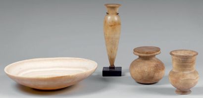 null Ensemble de quatre albâtres: vases et coupe égyptiens d'époque antique du Moyen-Empire...
