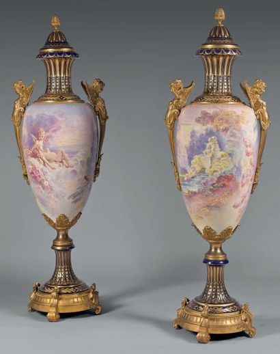 null Paire de très grands vases couverts de forme fuseau en porcelaine dans le goût...