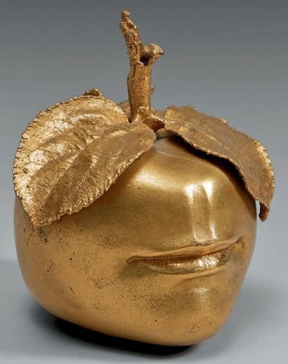 Claude LALANNE (née en 1925) Pomme bouche, 1975 Épreuve en bronze doré, signée des...