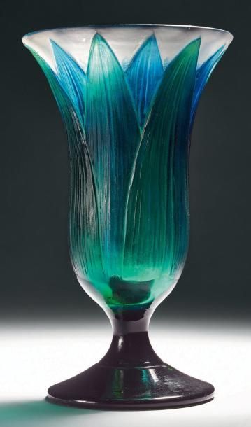 Émile GALLÉ (1846-1904) Vase sur piédouche. Épreuve réalisée en verre multicouche...