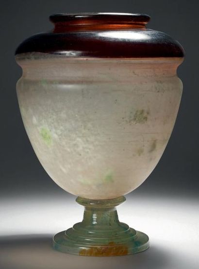 Émile GALLÉ (1846-1904) Vase balustre sur piédouche. Épreuve réalisée en verre doublé...