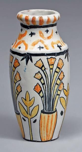 André METHEY (1871-1920) Vase ovoïde allongé et terre cuite. Décor de feuilles stylisé,...