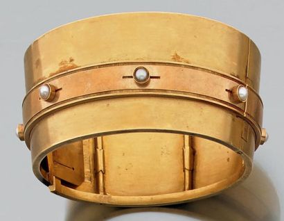 null Large bracelet rigide ouvrant en or jaune 18k, de forme manchette, et appliqué...