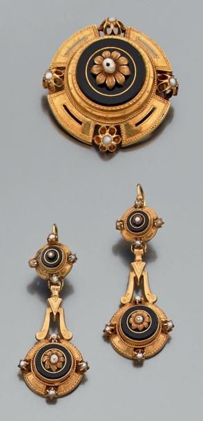 null Broche et paire de pendants d'oreille articulés en or jaune 18k gravé et sertis...