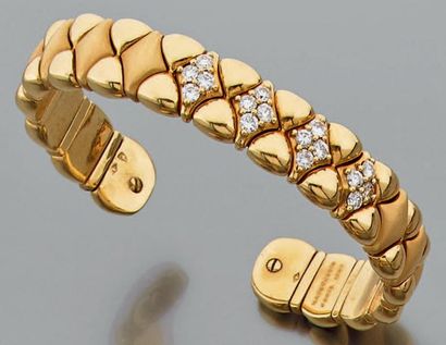 null Petit bracelet rigide articulé en or jaune 18k et acier partiellement amati...